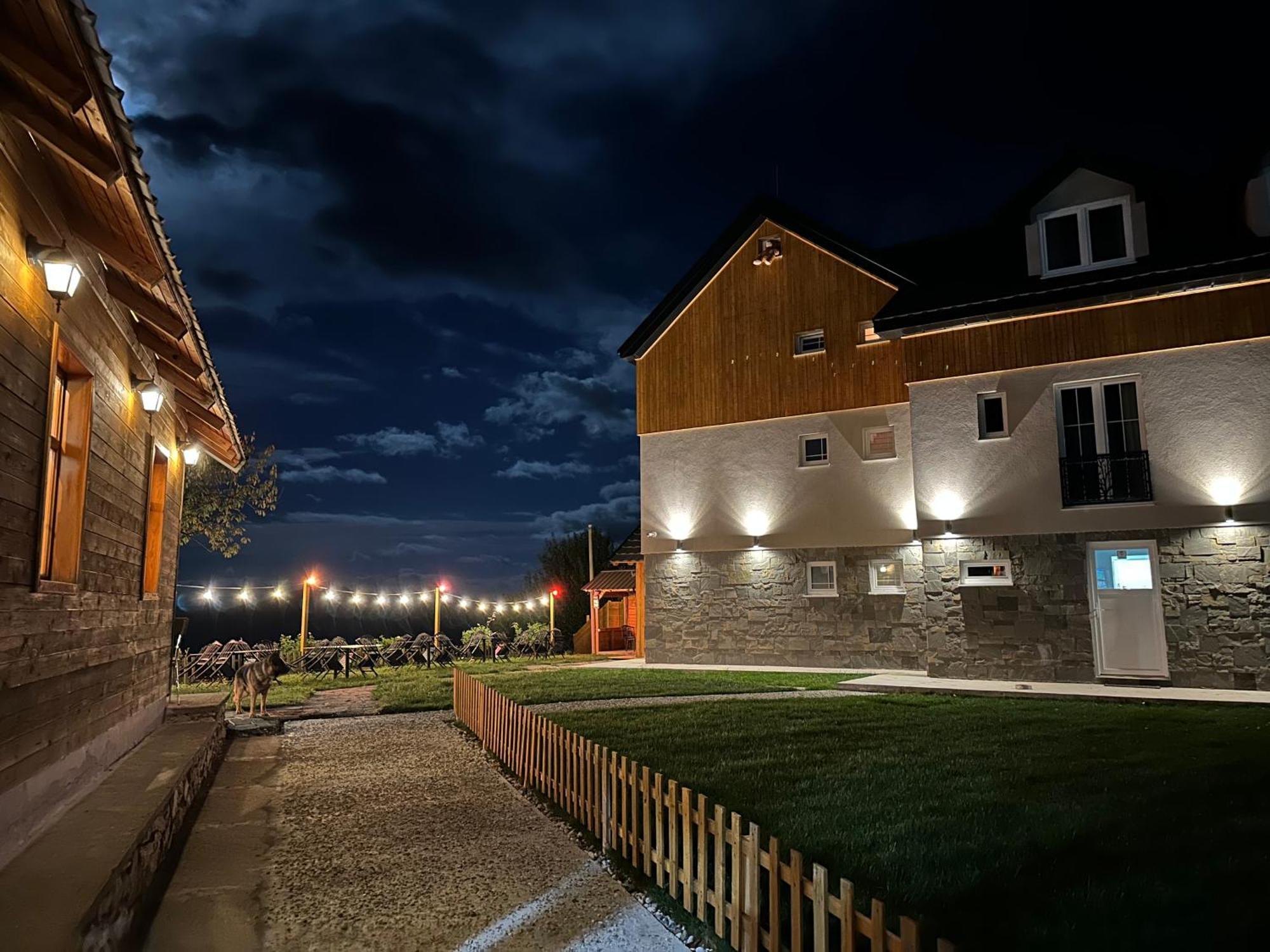 Hotel Chestnut Hill Bajram Curri Exteriér fotografie